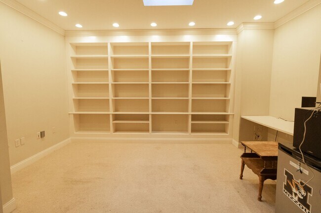 Building Photo - Upscale Luxury Downtown Apartment