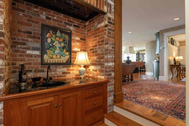 Building Photo - 32 Lock Ln