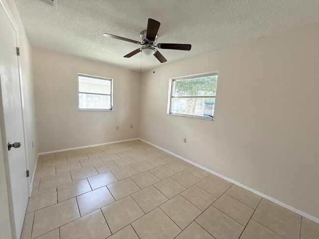 Building Photo - "Charming 2-Bedroom, 2-Bath Oasis with 1400 Sq Ft of Comfort in Port Richey!"