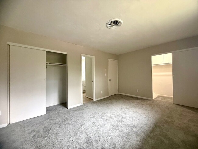 Building Photo - Charming 3-Bedroom Townhome with Fenced Yard***Open House Sunday Jan 11th - 1pm to 3pm!***