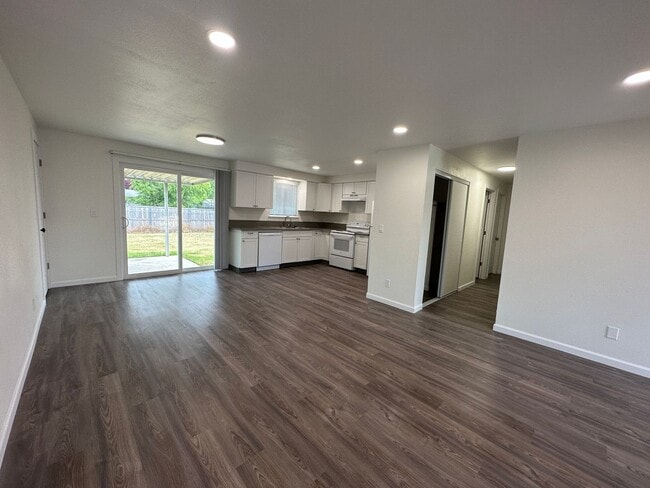 Building Photo - *COMING SOON* 3 Bedroom 1 Bath Single Fami...