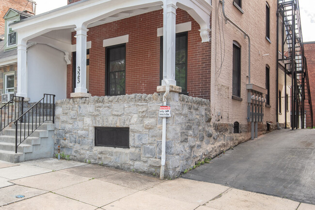 Building Photo - 323 N Mulberry St