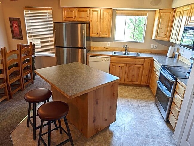 Building Photo - Fully Furnished Fox Bay Condo, AC, 2 Parki...