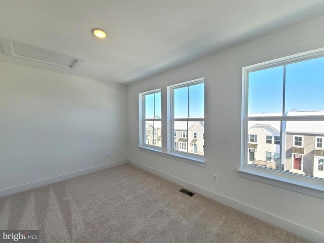 Building Photo - 5046 Bigleaf Rd