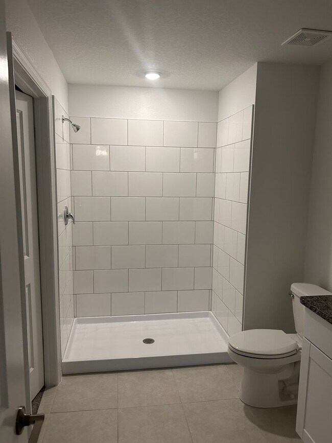 Building Photo - ****PRICE REDUCTION****    Ready for immed...
