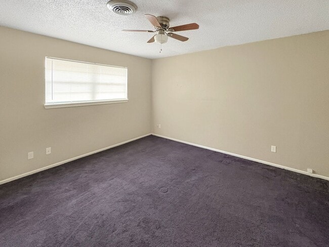 Building Photo - 701-703 East Sunset Circle