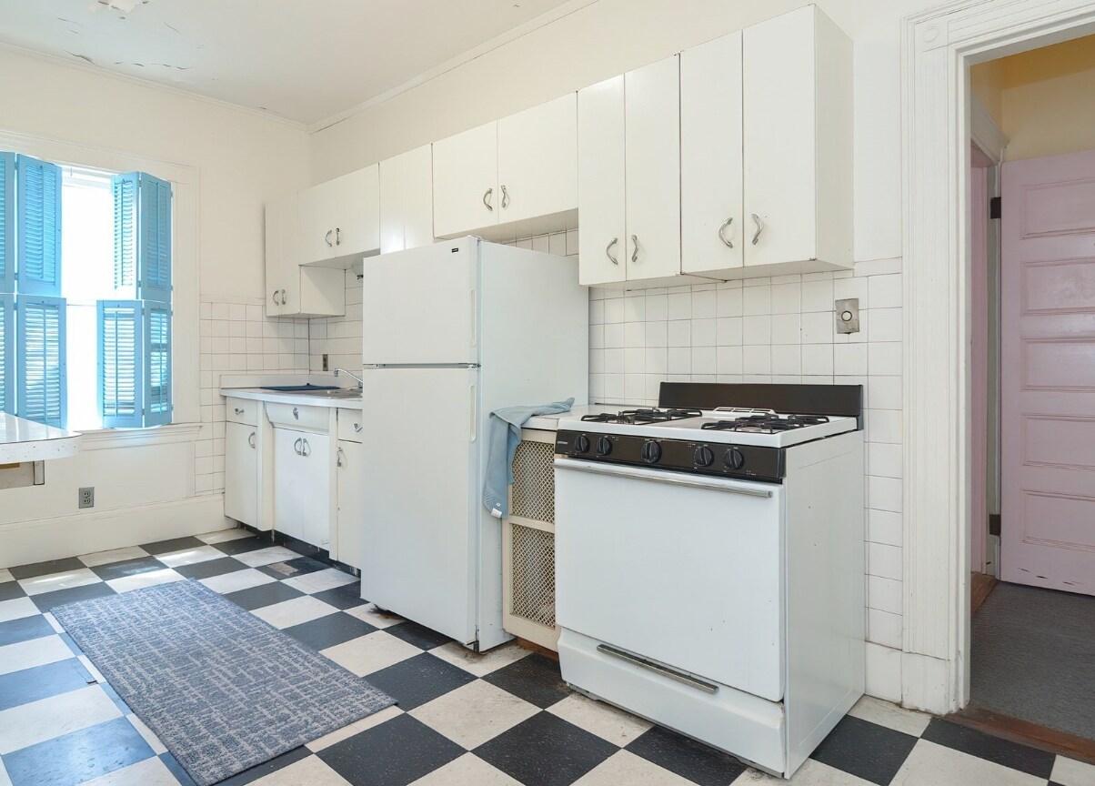 Building Photo - 923 Beacon St