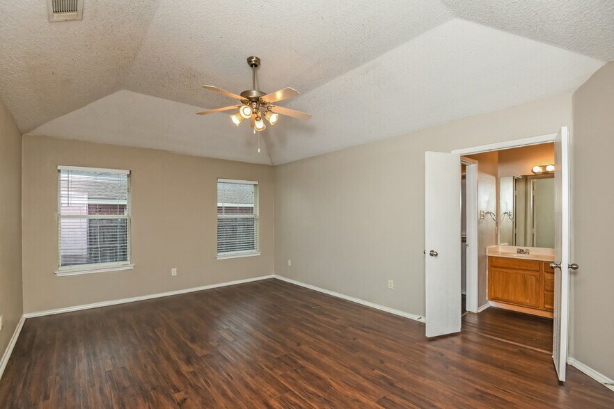 Building Photo - 825 Mesa Vista Dr