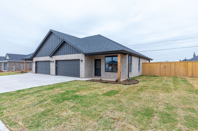 Building Photo - 8001 Sawdust Trl