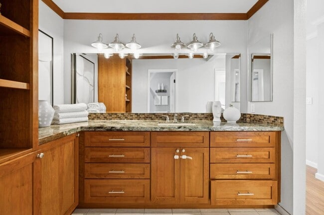 Building Photo - 646 S Ahwanee Terrace