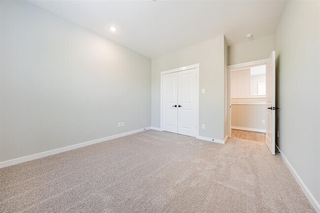 Building Photo - 8402 Berry Grn Ln