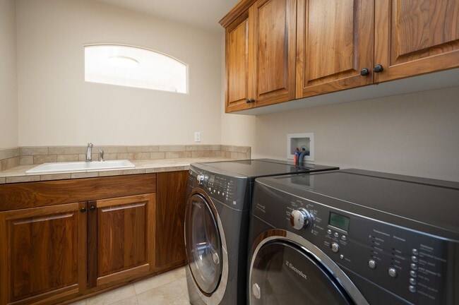 Building Photo - Sun Meadow Home 4 Bed + Bonus + Office + H...