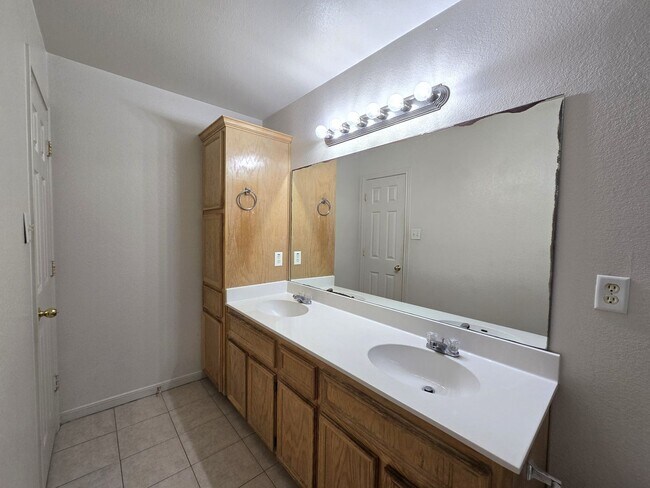 Building Photo - 1411 Nicholas Cir
