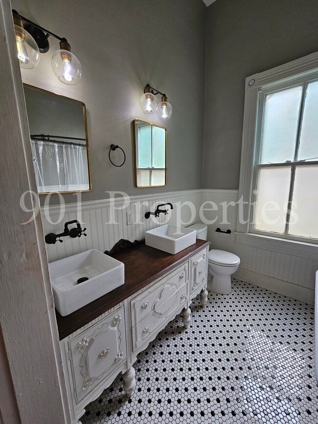 Building Photo - 59 S Cox St