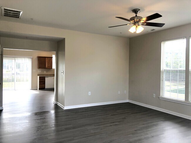 Building Photo - 1001 Meadow View Dr