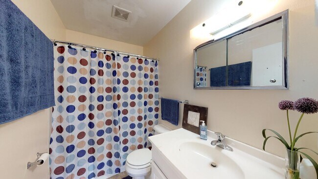 Building Photo - 2226 Melrose Ave