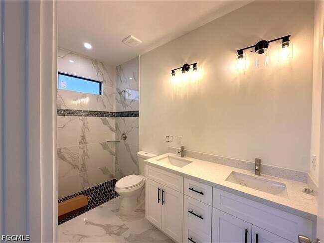 Building Photo - 2404 Dickens Ave N