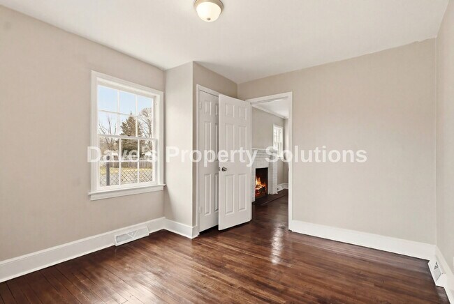 Building Photo - Beautifully updated and ready for its new tenants!