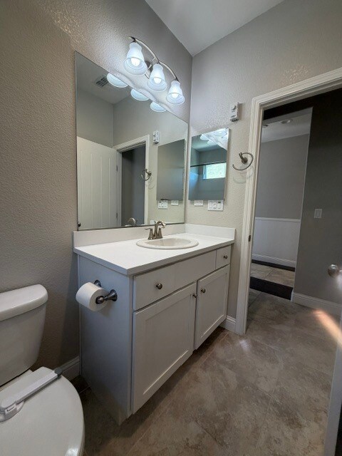 Building Photo - Gorgeous 3 Bedroom 3 Bathroom Plus Loft Area Home