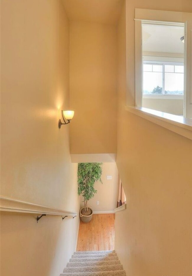 Building Photo - Light and Airy Townhome - Available Feb 15th