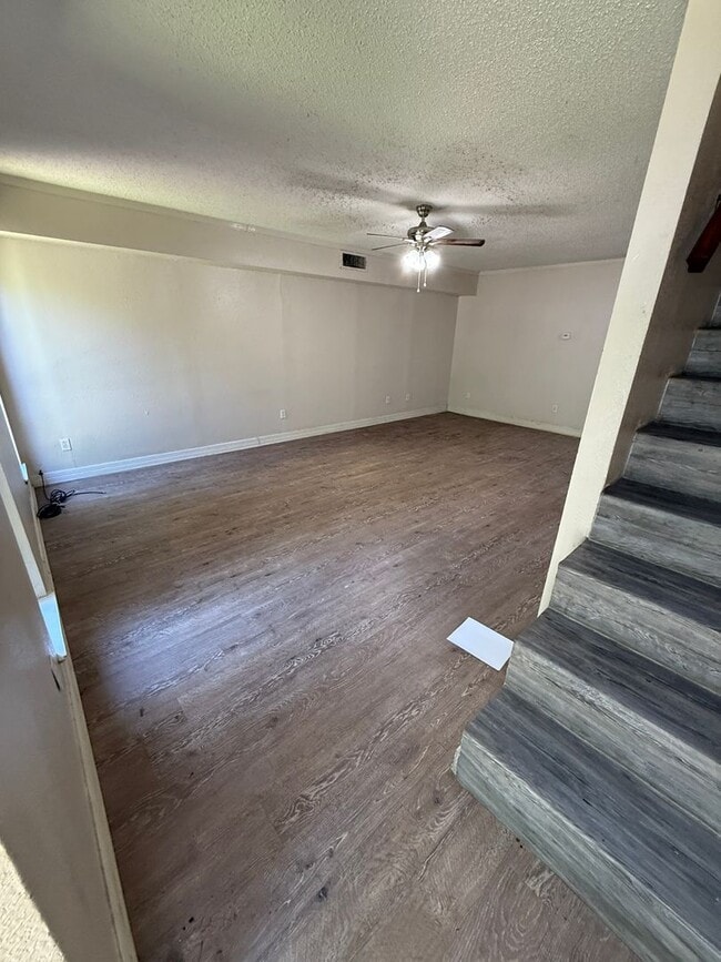 Building Photo - Two-story 2-bed/1.5 bath!