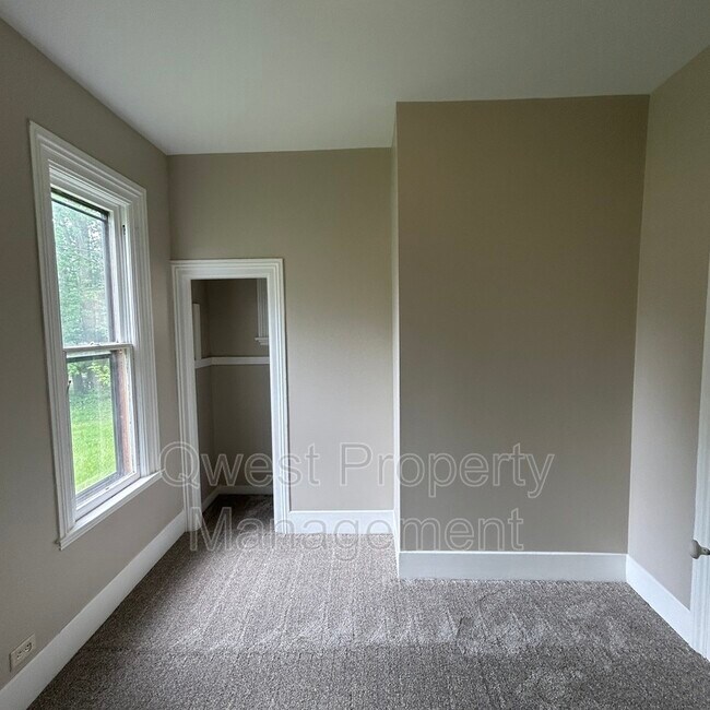 Building Photo - 221 Hollister Ave SE