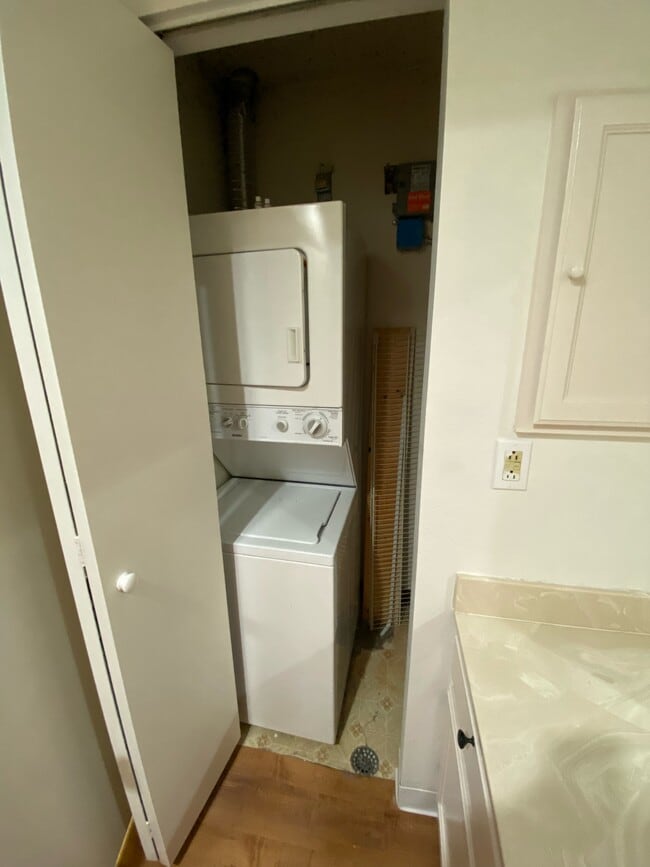 Building Photo - 3565 Windmill Dr