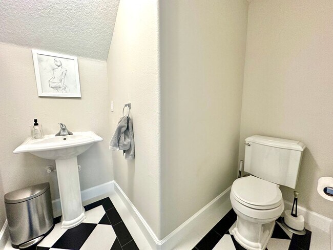 Building Photo - Bright, breezy & convenient: Your wew St. ...
