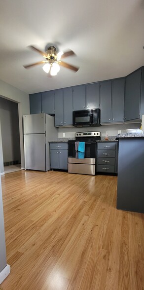 Building Photo - 9060 Oakwood Dr