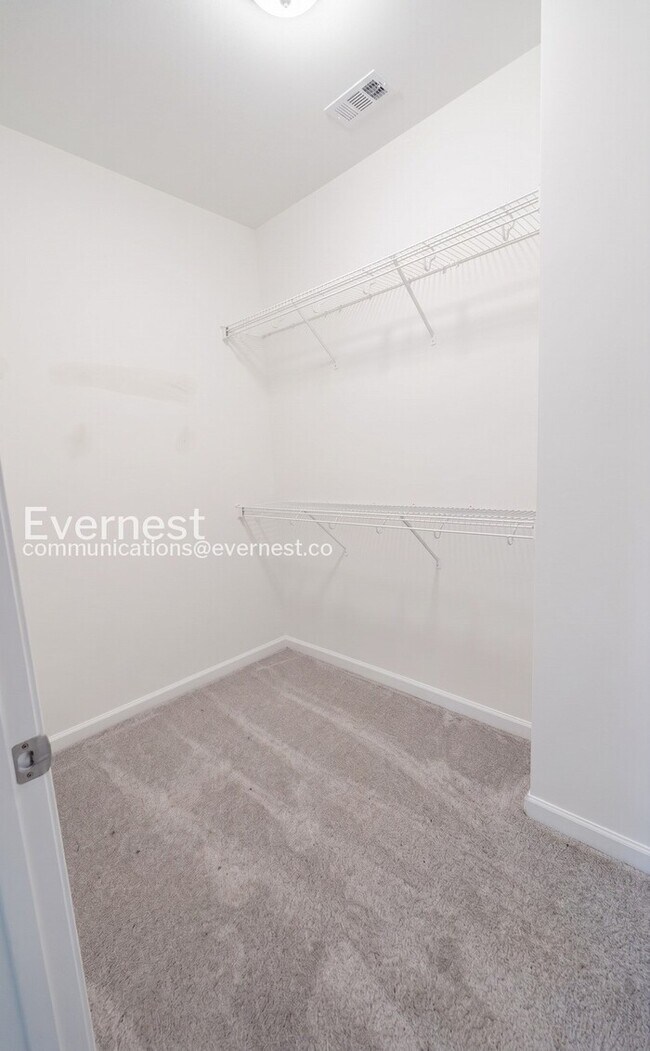 Building Photo - 3 Bed, 2 Bath Home with Garage / Available Now!