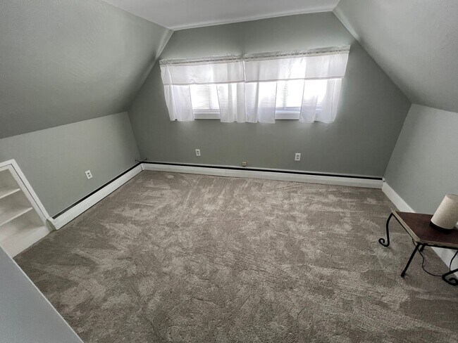 Building Photo - 4 bedroom 2 bath home in the Crabtree section of Levittown. Available for move in 6/1/2023