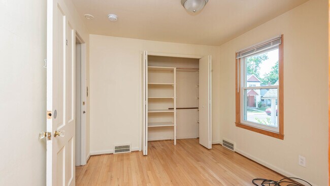 Building Photo - 903 Sylvan Ave
