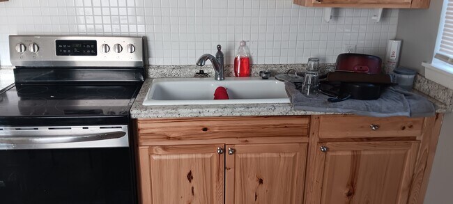 Building Photo - 548 E Woodrow St