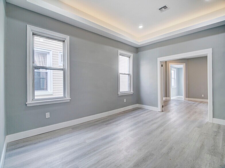 Building Photo - 20 W 49th St