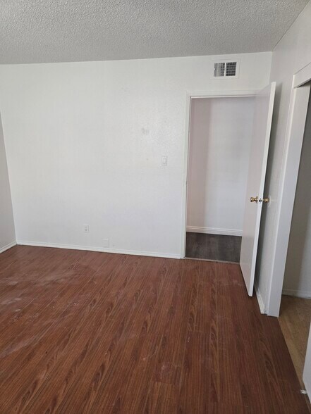 Building Photo - 1402 E Desert Inn Rd