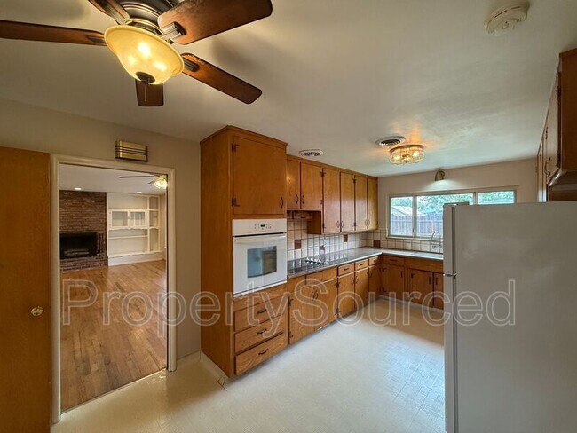 Building Photo - 1537 Maplewood Dr