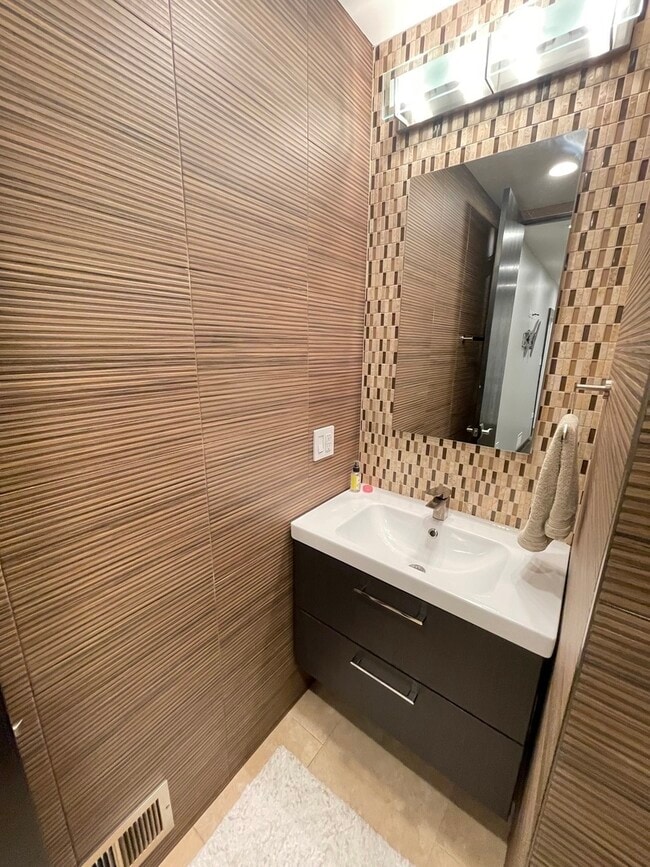 Building Photo - 3230 N Elston Ave