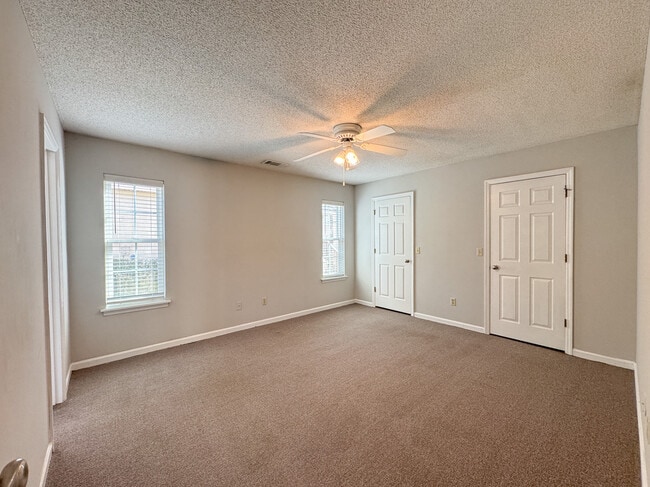 Building Photo - 8 Clayton Ln