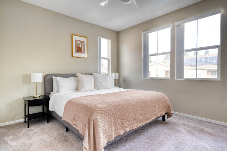 Building Photo - 121 Roble Rd