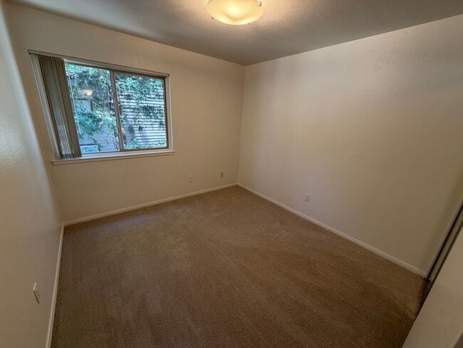 Building Photo - 2 Bedroom / 1 Bathroom |
