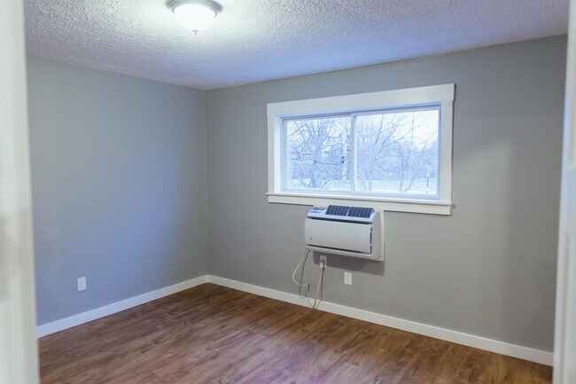 Building Photo - 326 E Hillsdale St