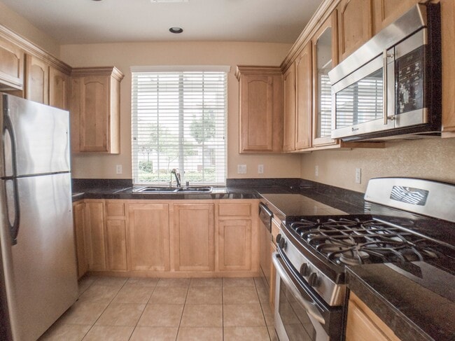 Building Photo - 3 BEDROOM, 3 BATHROOM, 2 CAR GARAGE, COMMU...