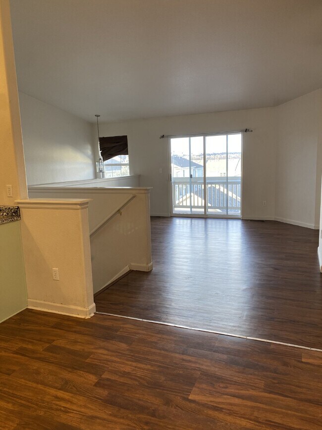 Building Photo - 2 Bedroom - Monetrey