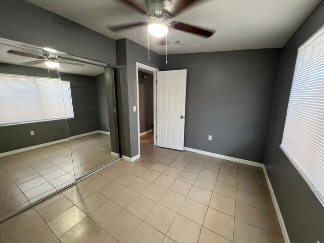 Building Photo - 411