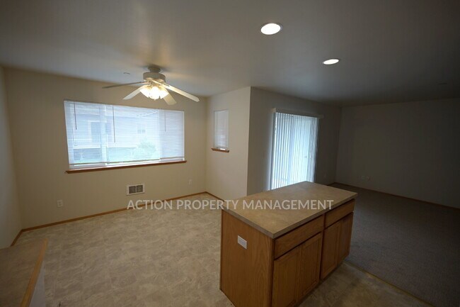 Building Photo - 2 bed 1 bath, top floor apartment in Port Angeles, close to Peninsula College and the Olympic Nat...