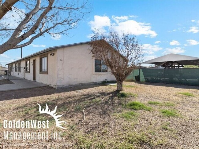 Building Photo - Spacious 4Bdm 2Ba Downtown Duplex