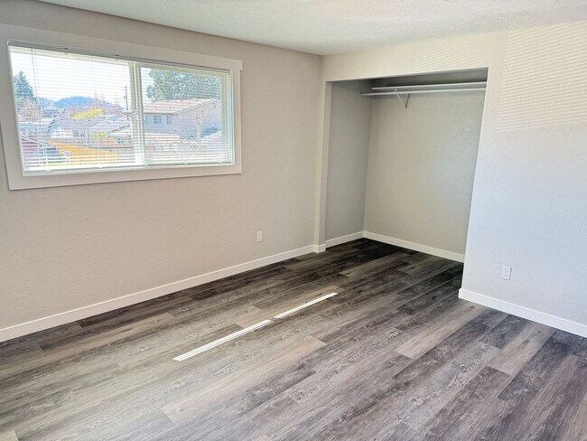 Building Photo - New 2 bed 1 1/2 bath duplex in Springfield!