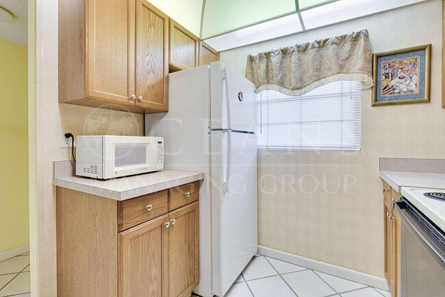 Building Photo - Spacious Condo with utilities included! Lo...