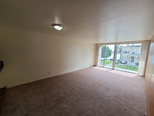 Building Photo - Beautiful Condo In Front of Lake Merritt!