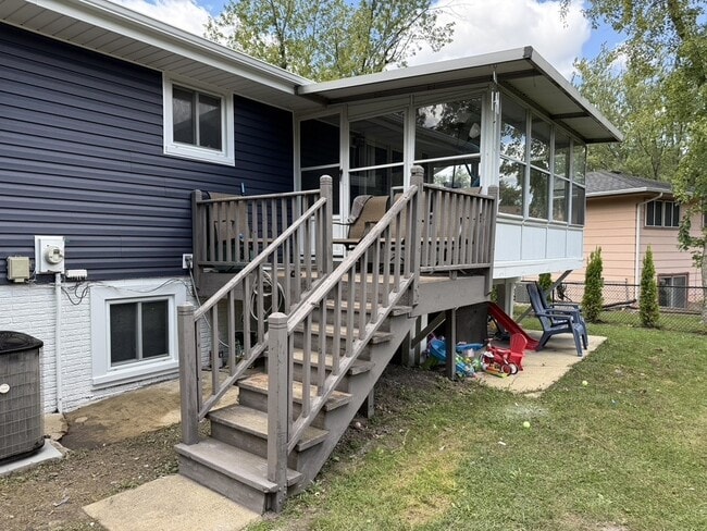 Building Photo - 525 Slingerland Dr